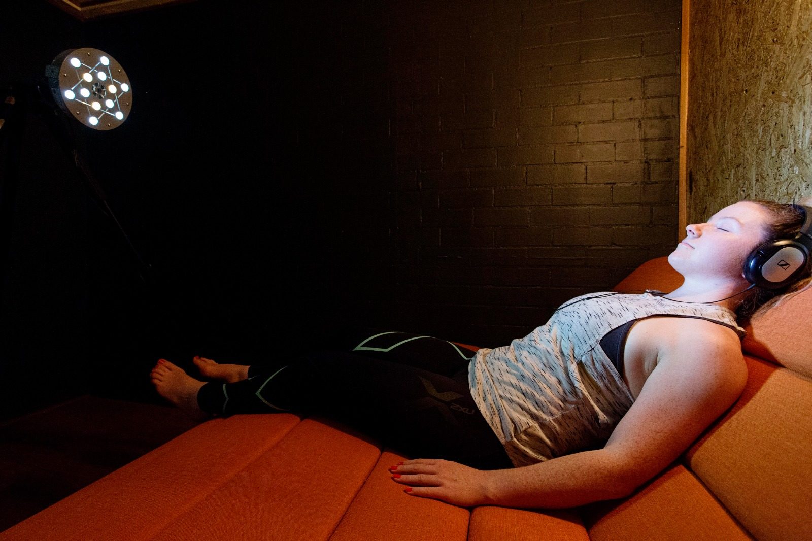 Experiencia Zen: persona relajada con audífonos bajo la luz hipnagógica